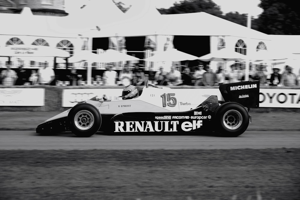 foto in scala di grigi di un'auto da corsa Renault