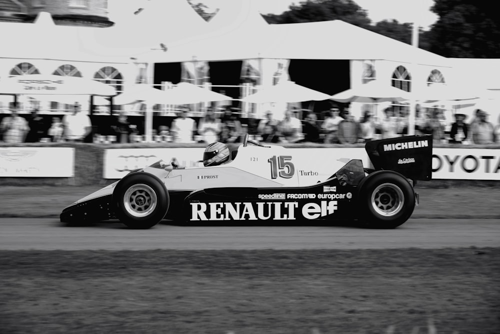 Foto en escala de grises del coche de carreras Renault