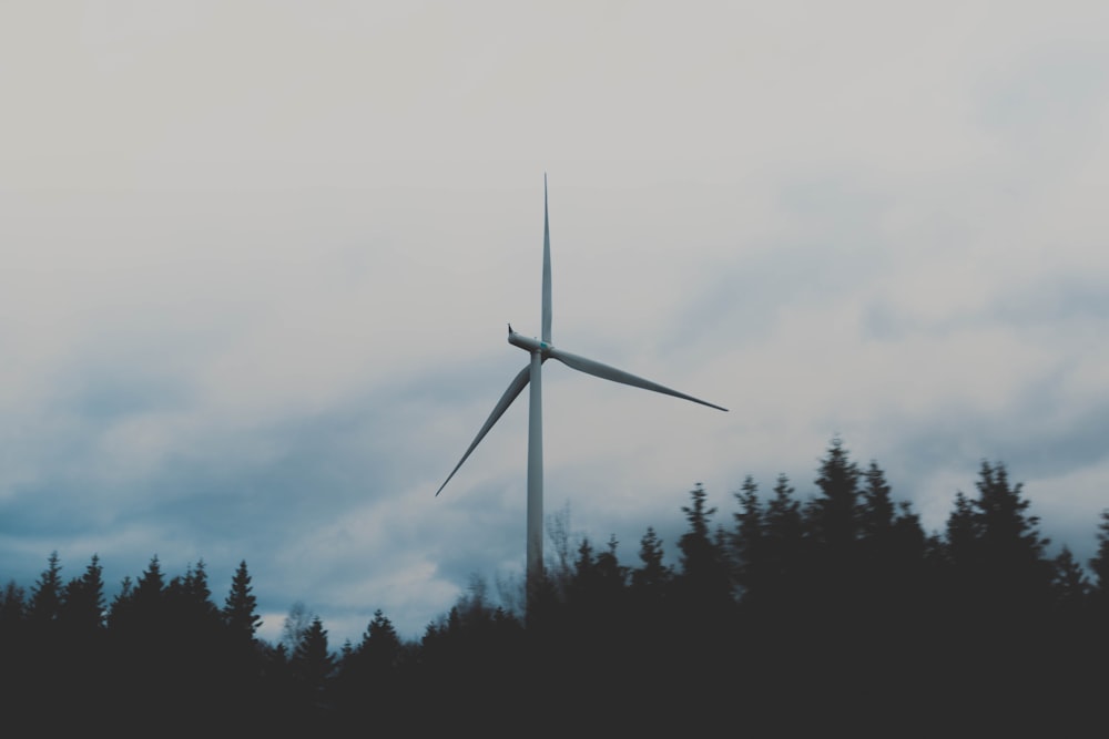 Weiße Windmühle bei bewölktem Himmel