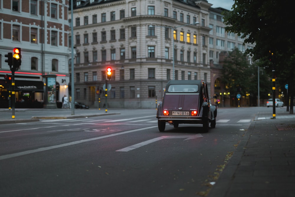 coche negro sobre asfalto negro