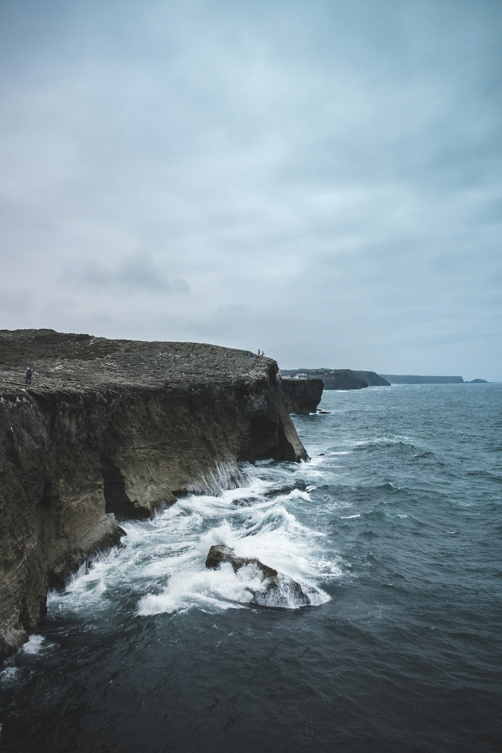 body of water splashing on rocks