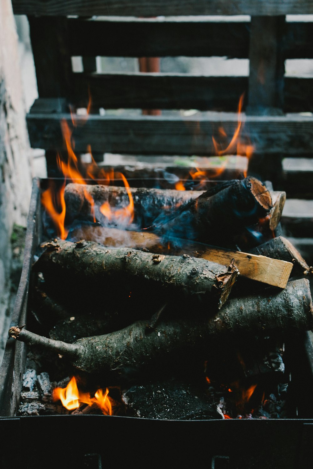 昼間は屋外で薪を燃やす