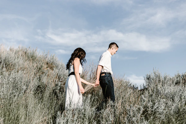 free country dating sites – couple holding hands walking a field