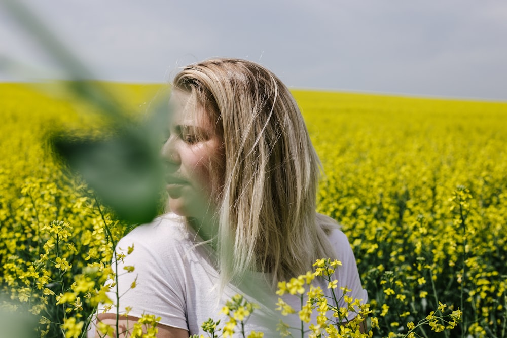 Mujer en campo de flores amarillas