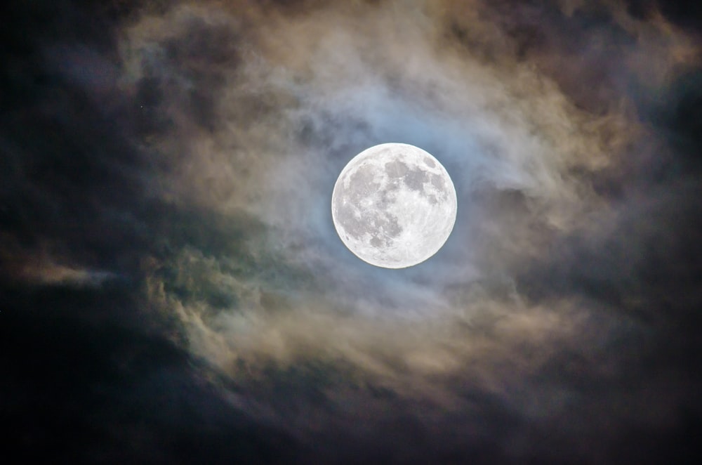 밤에는 보름달과 회색 구름