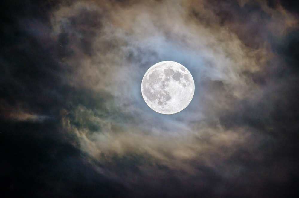 Vollmond und graue Wolken in der Nacht