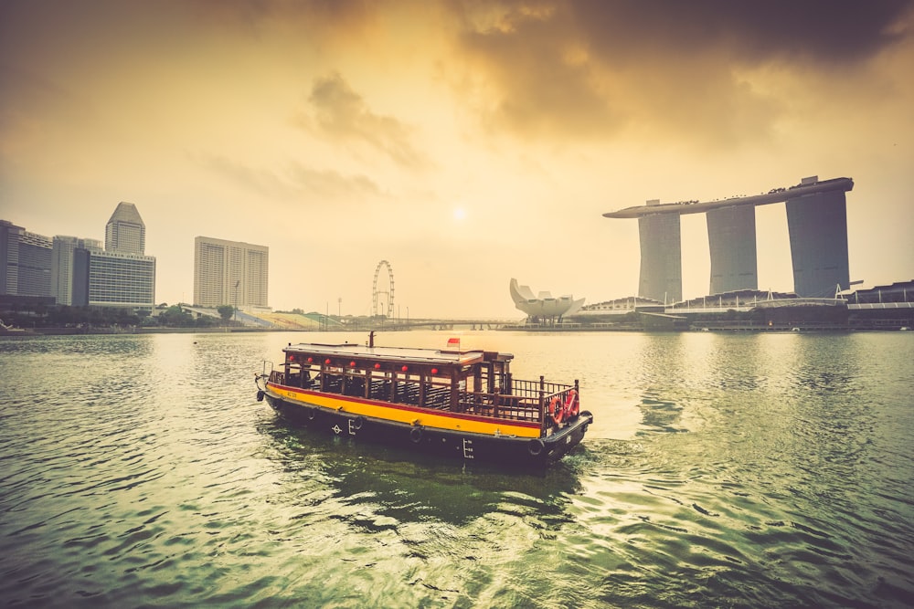 barco navegando en Marina Bay