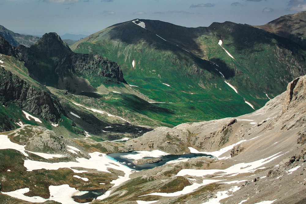 Montagnes vertes et grises