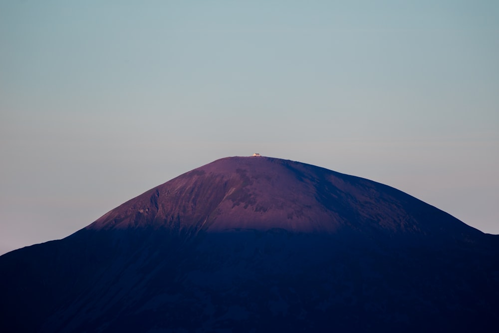 昼間の晴れた空の下の山