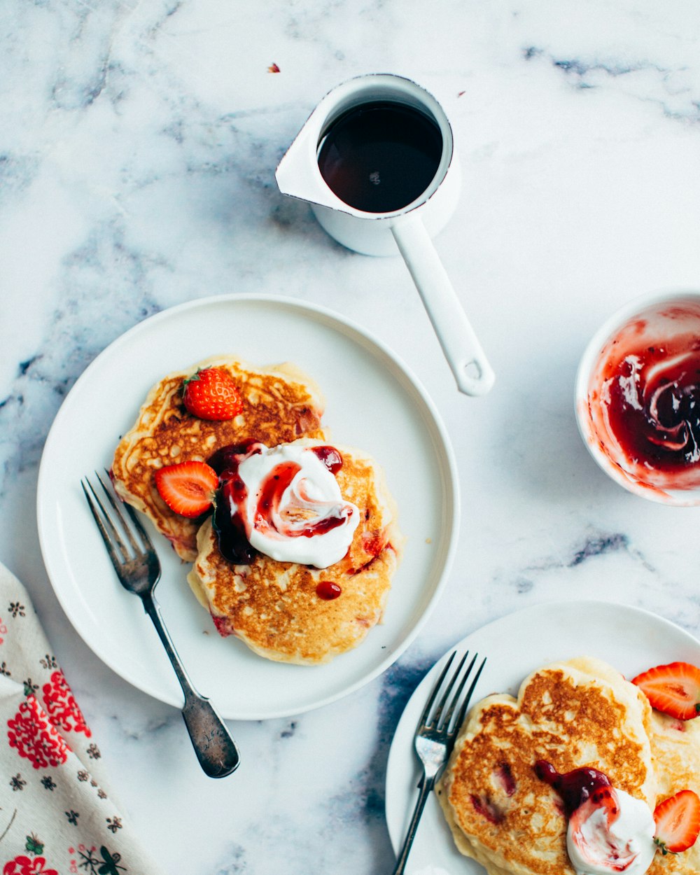 Crêpe servie dans une assiette en céramique