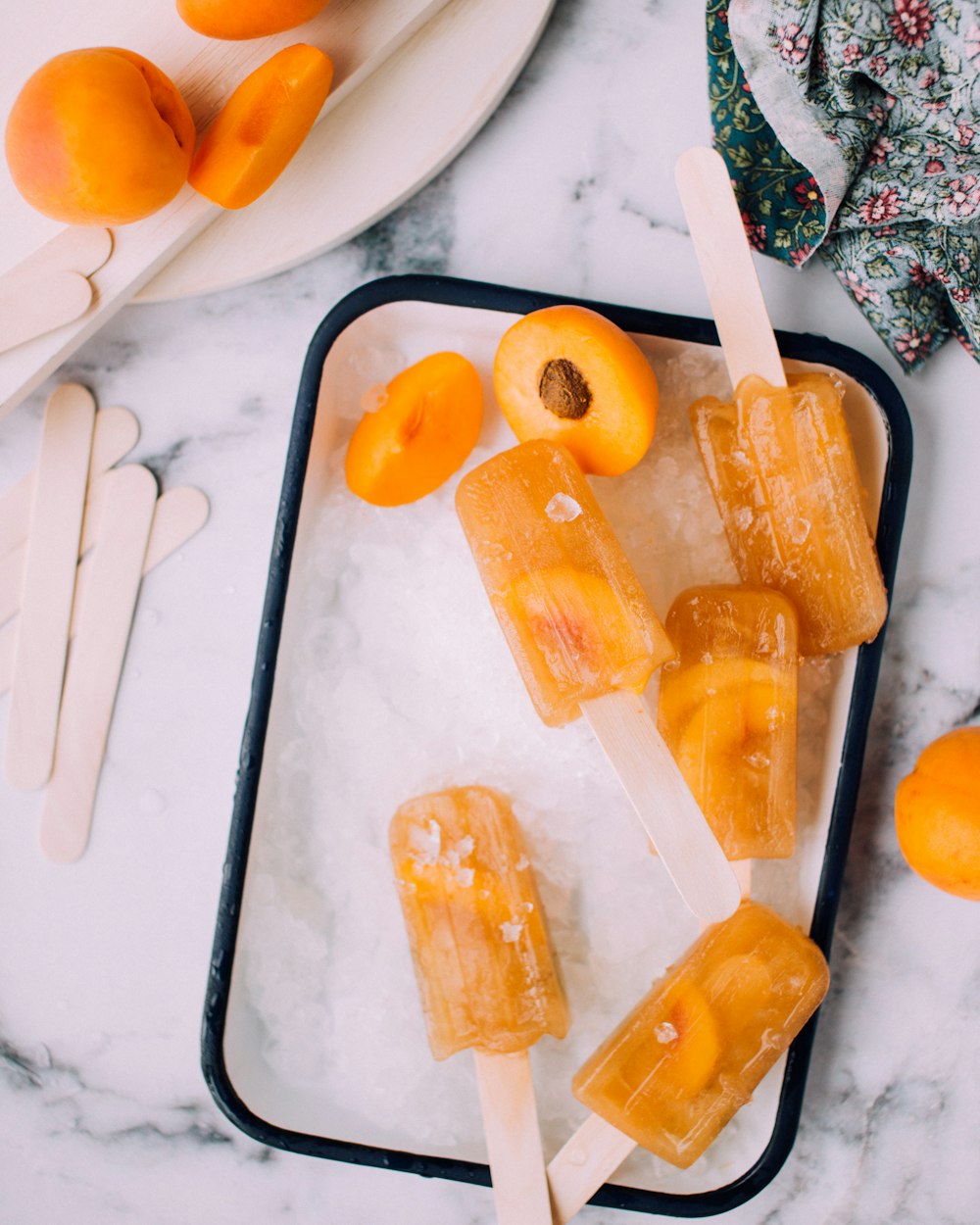 Flatlay-Fotografie von Eis am Stiel