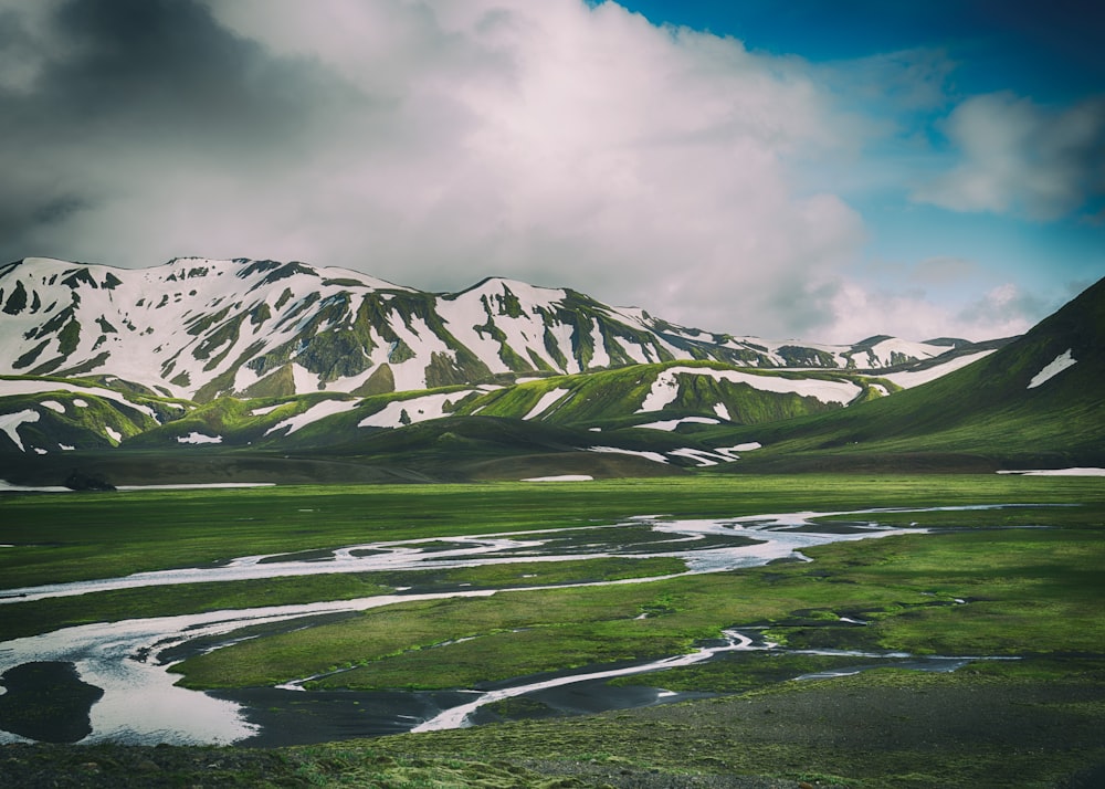 Foto de paisaje de montañas verdes y blancas