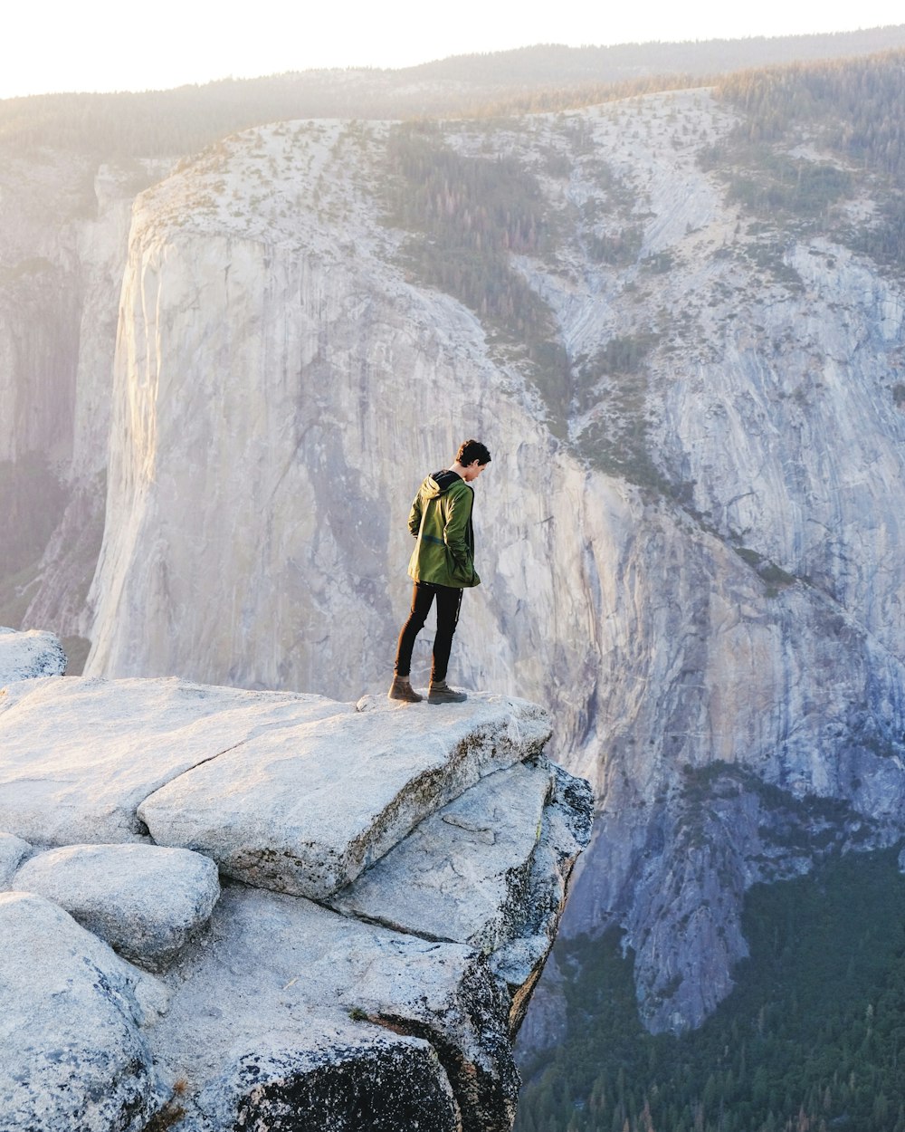 homme debout regardant sur la falaise à la journée