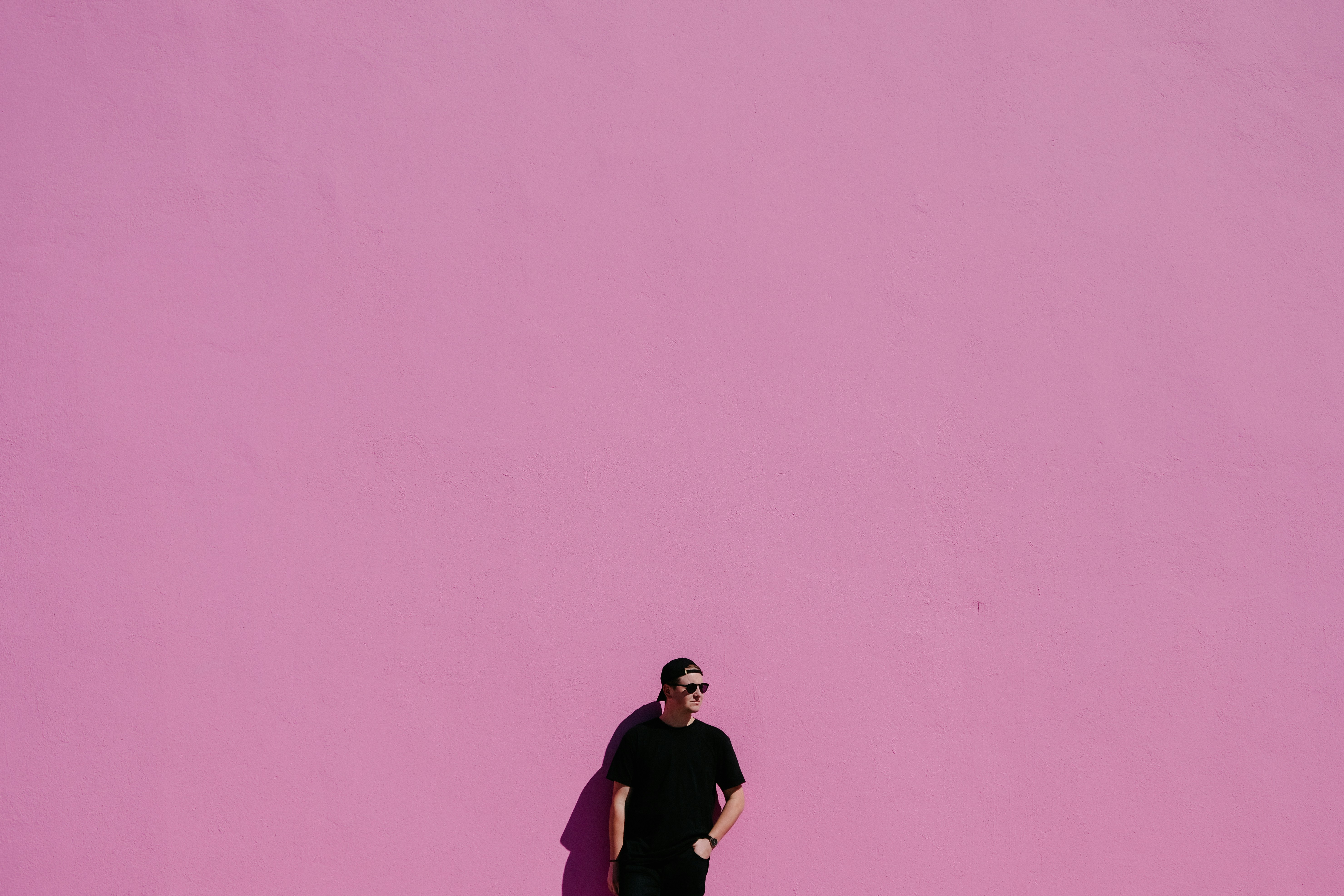 great photo recipe,how to photograph man against pink wall; man in black shirt on pink background