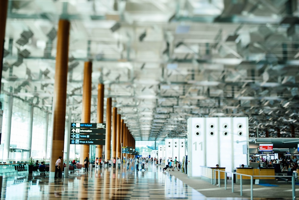 Foto inclinada del interior del aeropuerto tomada durante el día