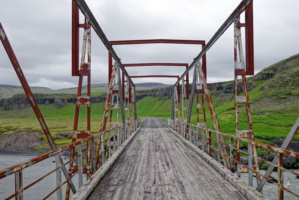 Rote Metallbrücke über grünes Grasfeld tagsüber