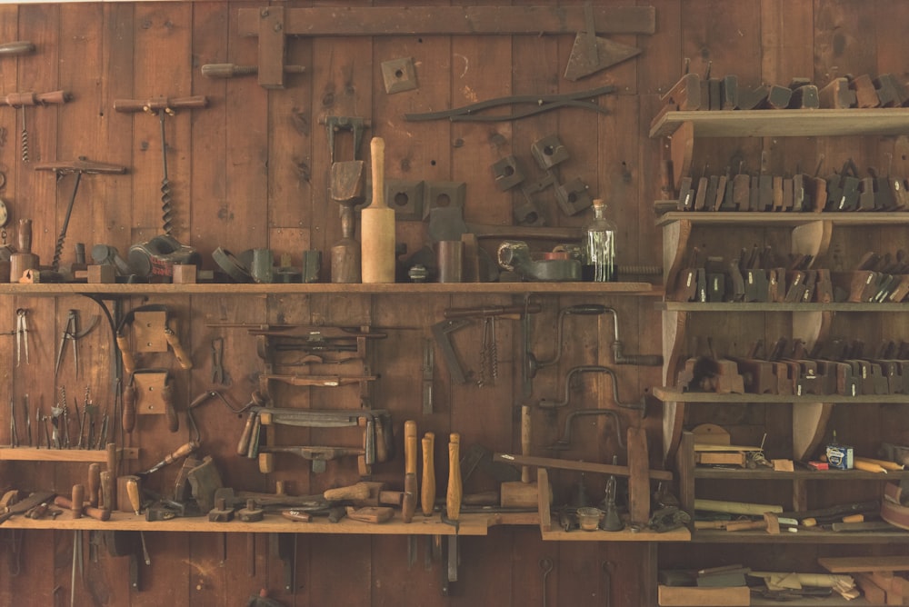 sortiertes Handwerkzeug auf braunem Holzregal