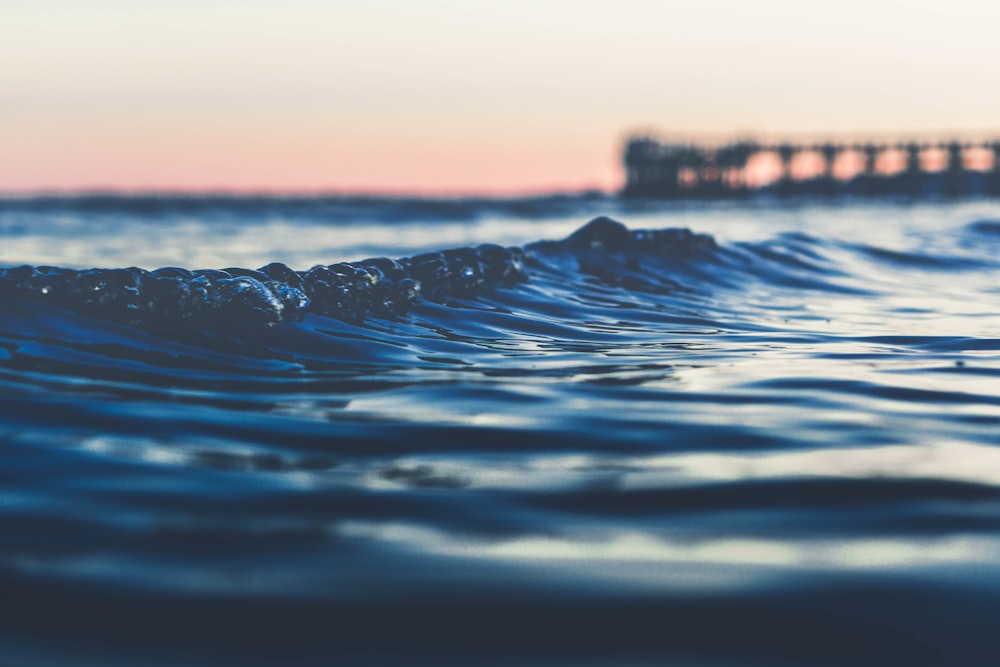 海の波の浅い焦点写真