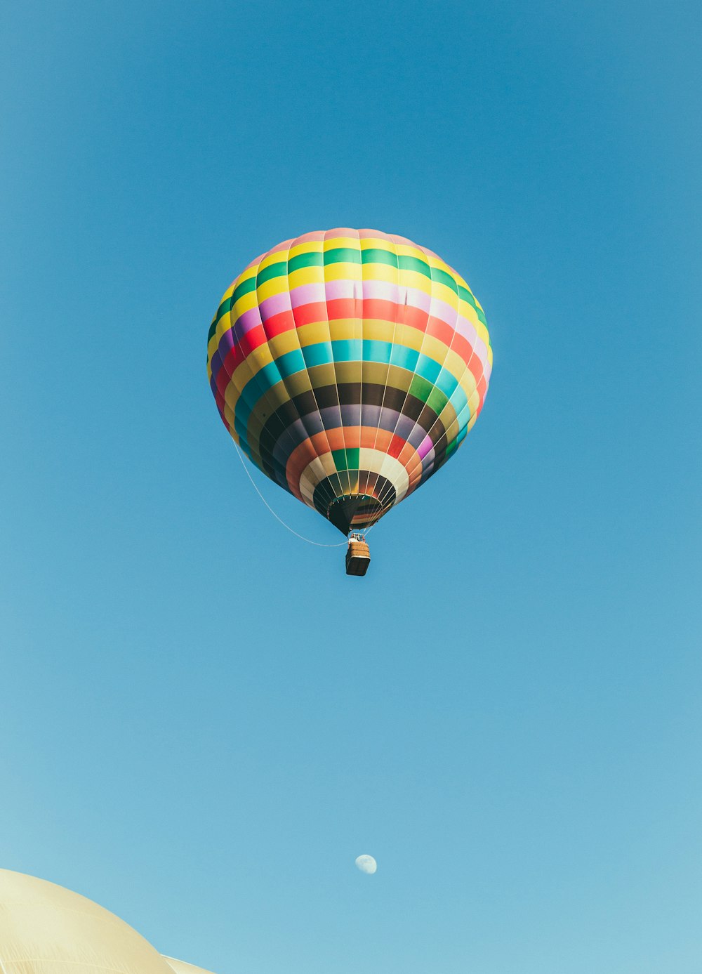 globo aerostático multicolor bajo el cielo azul