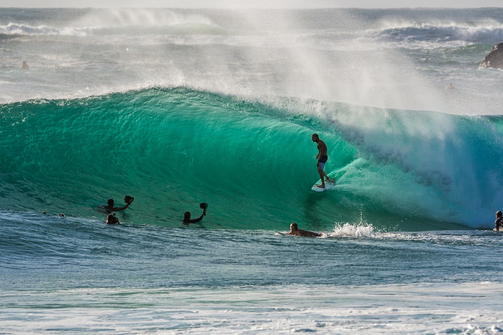 Gente surfeando sobre las olas