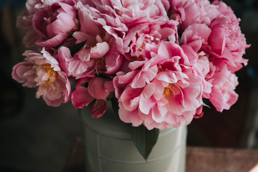 composizione floreale con petali rosa