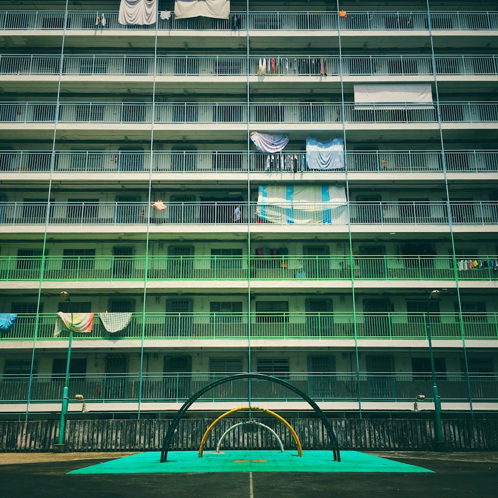 Edifício pintado de verde e marrom durante o dia