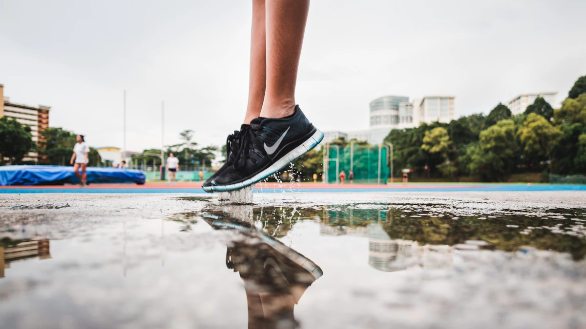 Person, die schwarz-weiße Nike Low-Top-Turnschuhe trägt