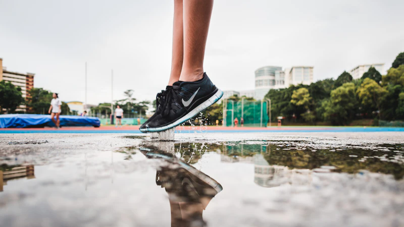 Person, die schwarz-weiße Nike Low-Top-Turnschuhe trägt