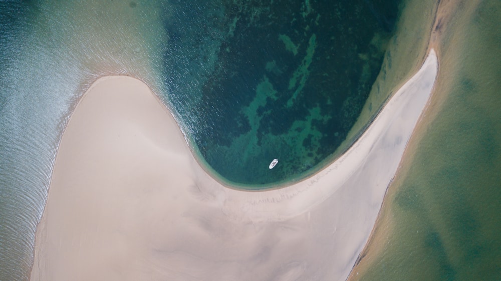 Luftaufnahme eines weißen Bootes in der Nähe einer Insel