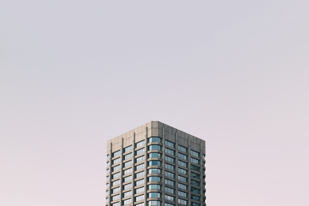 edifício alto cinza e azul