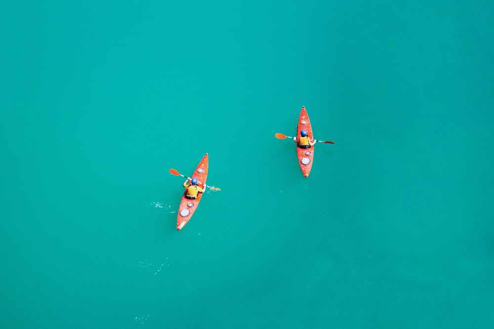 due persone in kayak su uno specchio d'acqua aperto