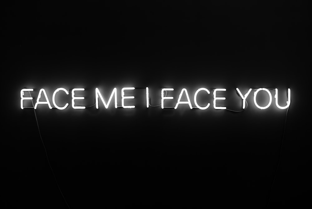 Face me I face you Text mit schwarzem Hintergrund