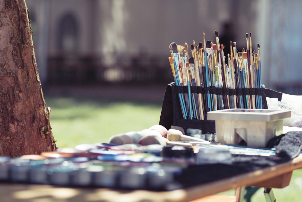 Fotografía de enfoque selectivo de pinceles de formas y colores variados en estante