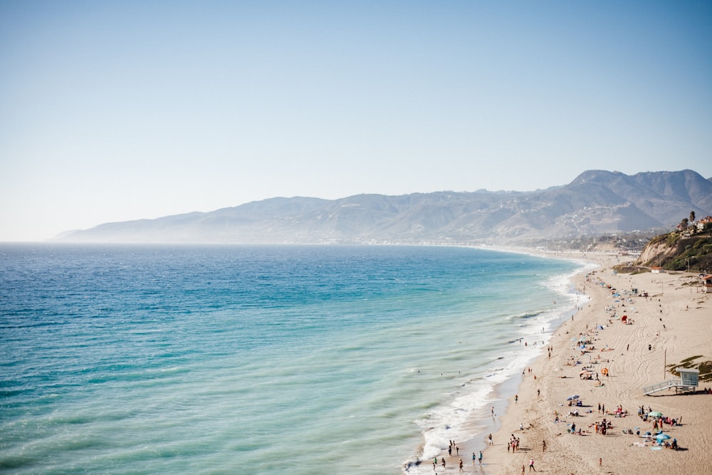 Vista aerea della spiaggia con l'acqua blu dell'oceano durante il giorno