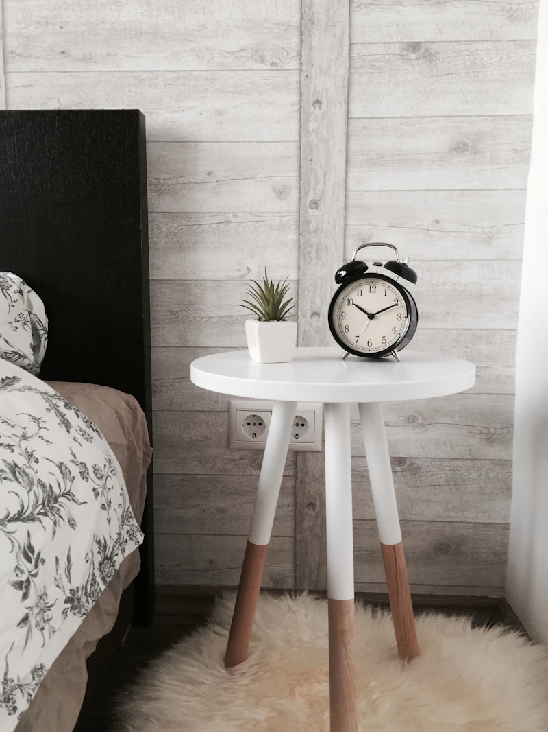Mesa de madera natural en un espacio de trabajo cálido