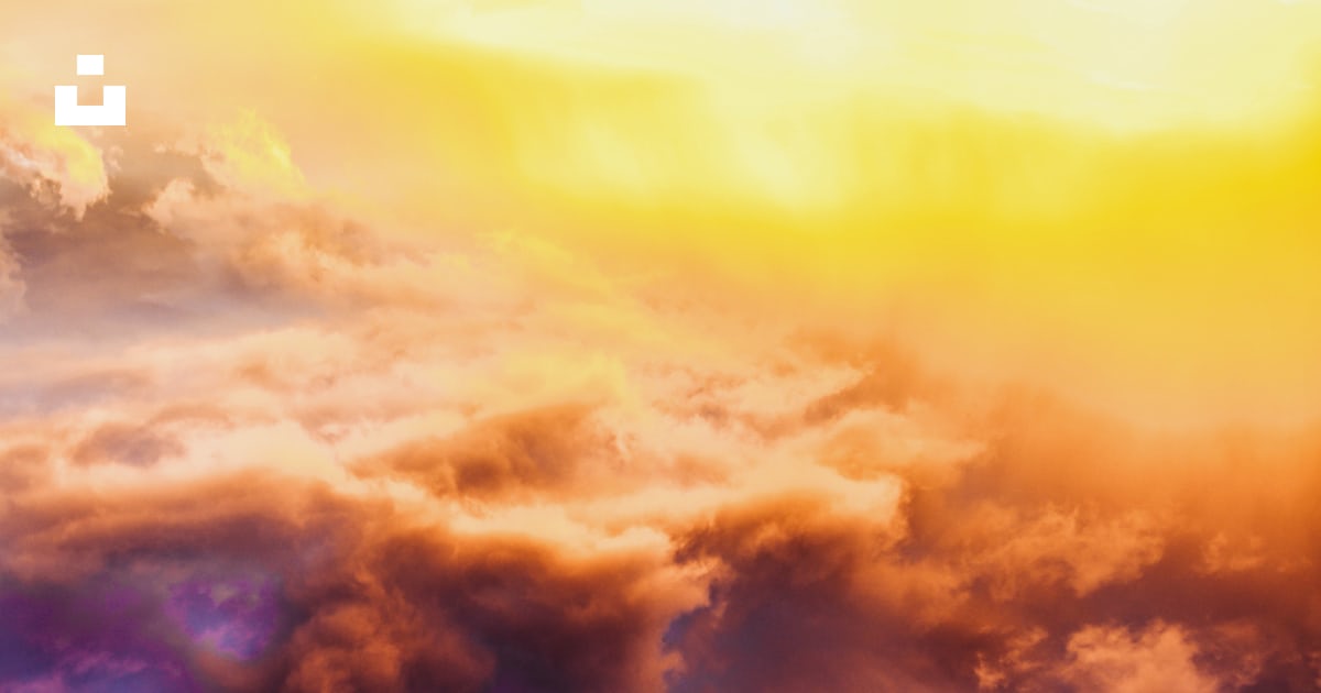 ゴールデンアワーの背景に茶色と灰色の空の写真 Unsplashの空の無料画像