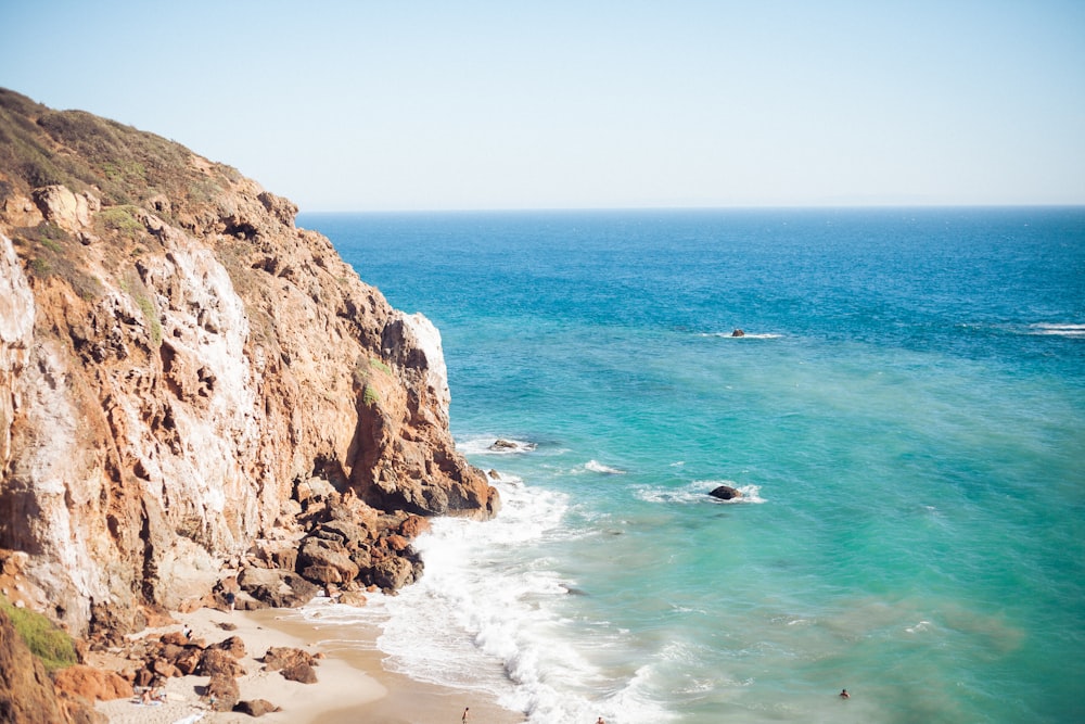 Photographie de vue à vol d’oiseau de la colline près de la plage