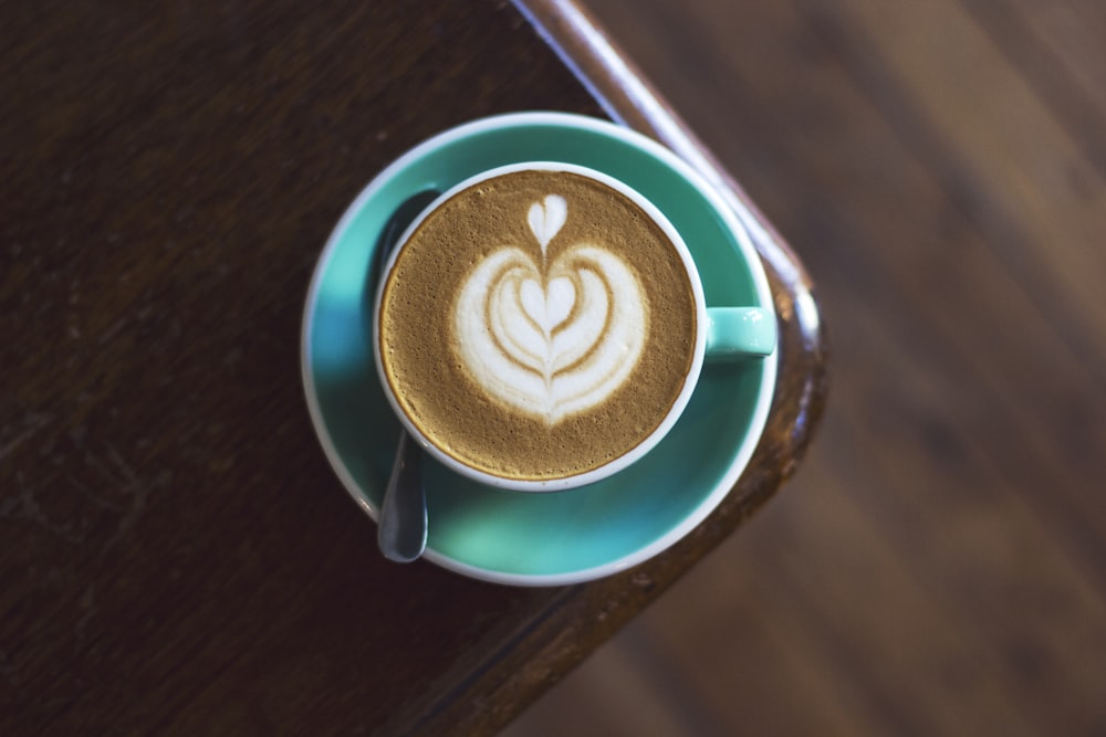 caffè in tazza da tè su piattino