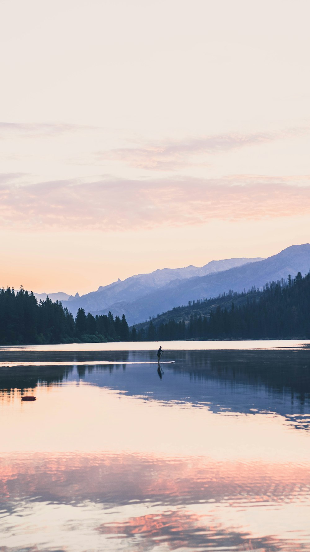 A view of lake with the mountains in the backdrop.