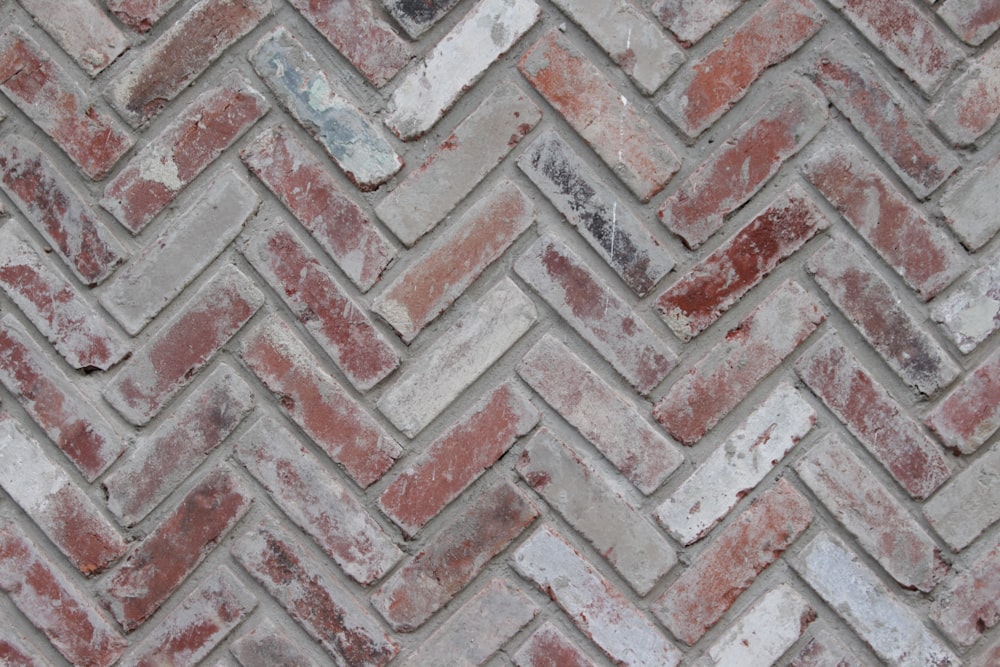 muro di mattoni in cemento marrone e grigio