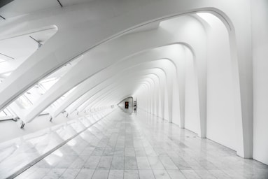 golden ratio for photo composition,how to photograph modern white corridor; photo of white painted building