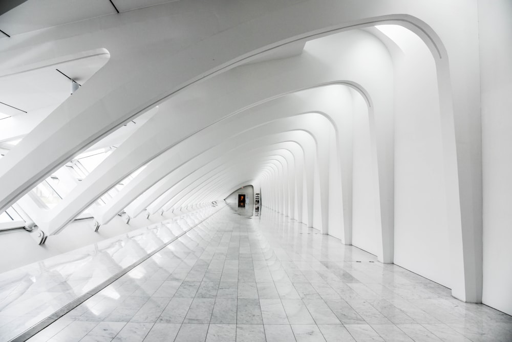 Photo d’un bâtiment peint en blanc