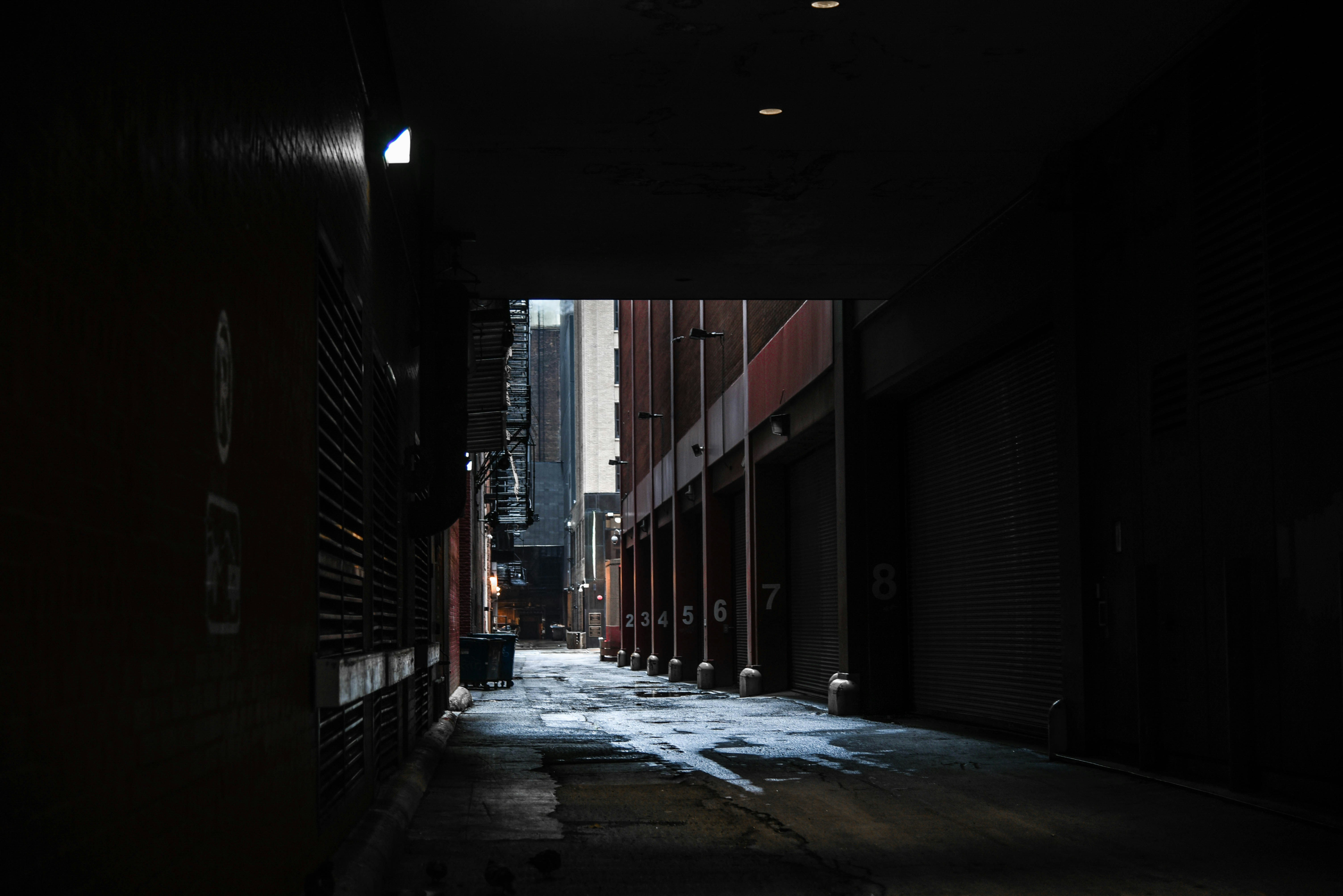 Снова ночь в пустом стакане кто поет. Снова ночь в пустом стакане. Хали снова ночь в пустом. Фонарь в темноте. Хали гали певец.