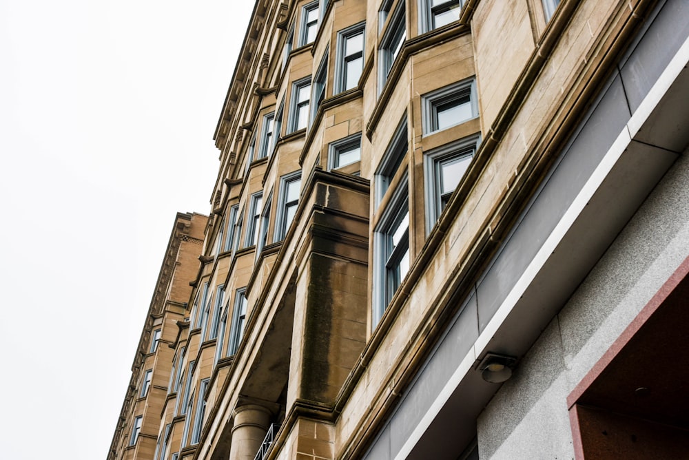 foto ad angolo basso dell'edificio in cemento marrone