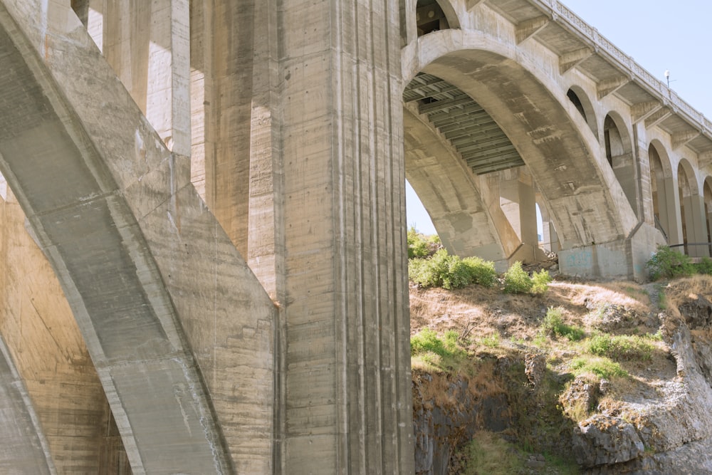 Pont en béton brun