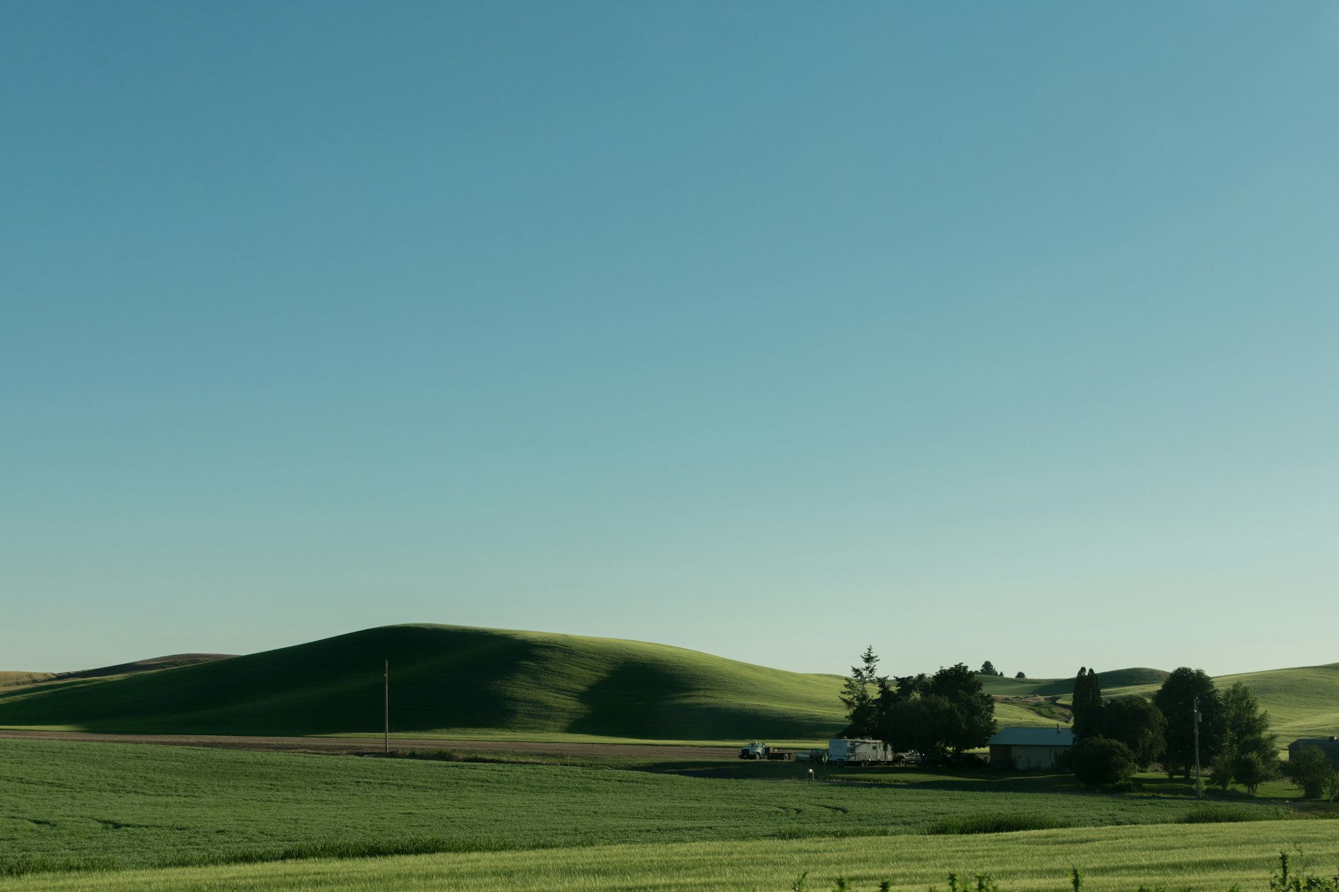 Ferme au milieu des champs et montagnes