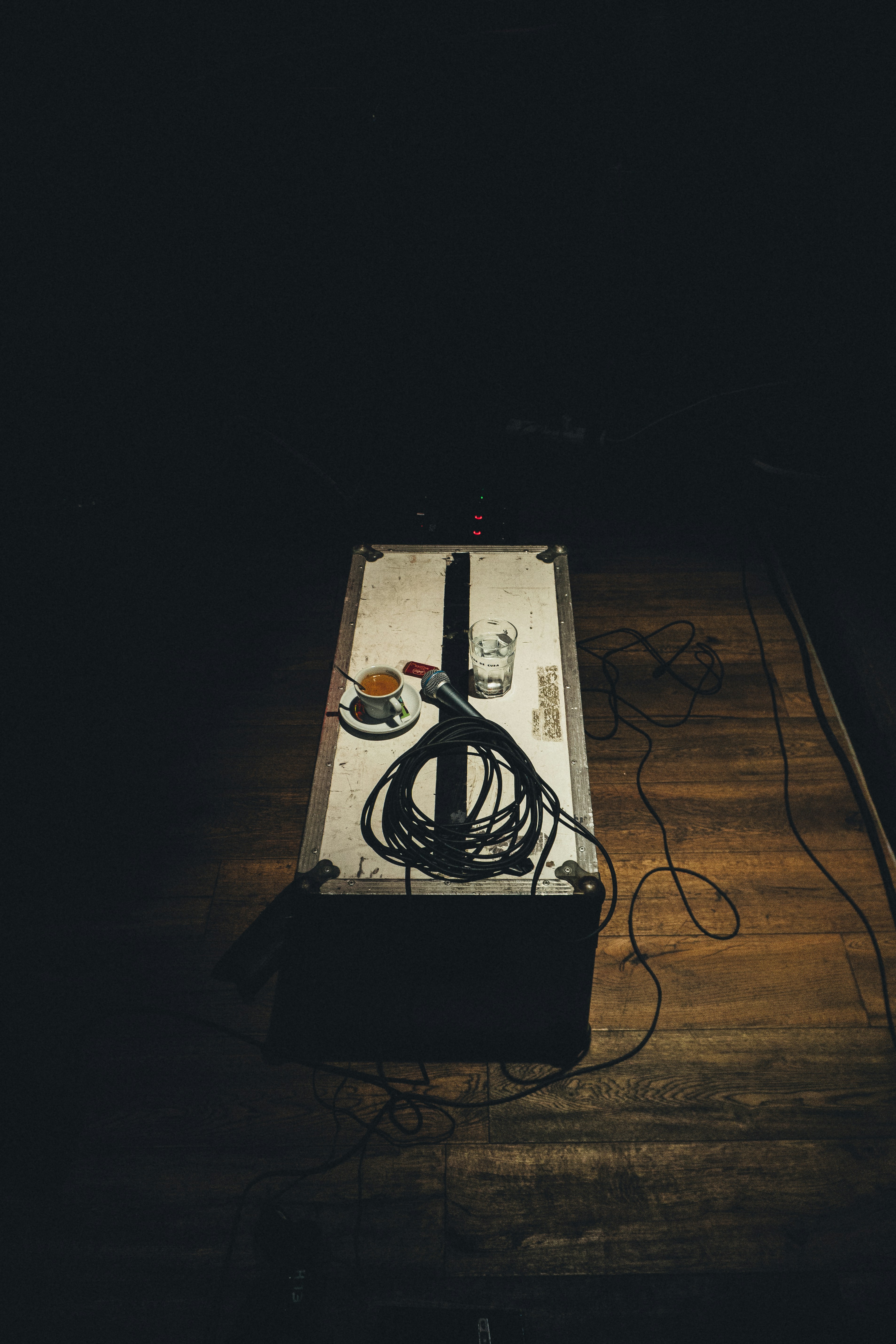 UNEVEN STRUCTURE @ Monkey Show, Metz, FRANCE. 01/07/2017 A coffee in the dark, a singer’s isle of quietness and introspection.