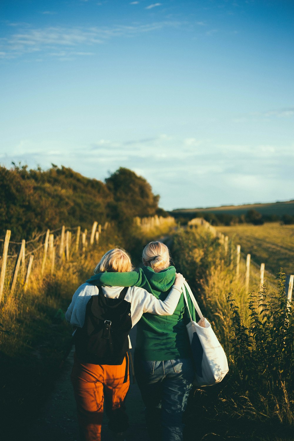 Due donne che camminano insieme all'aperto durante il giorno