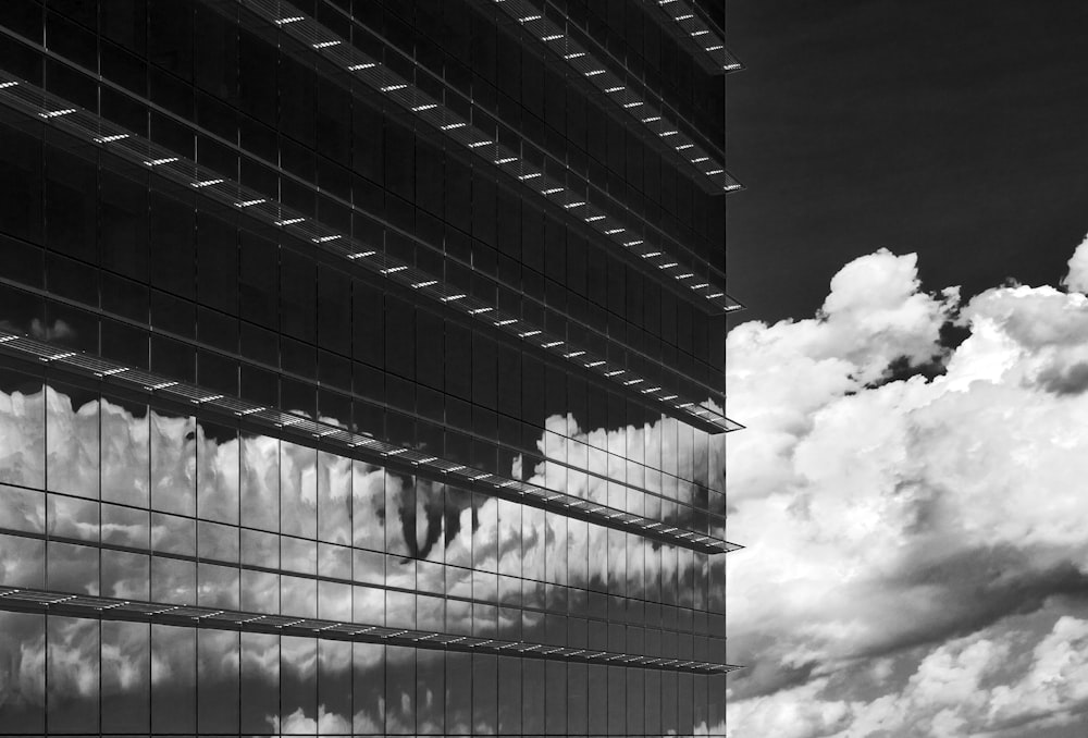 Fotografía en escala de grises de nubes