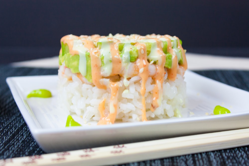 riz avec garnitures sur assiette